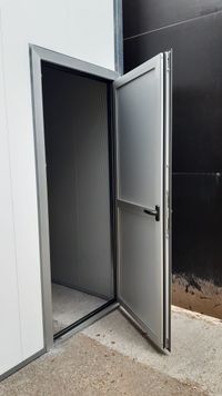 Puerta alu ciega abierta